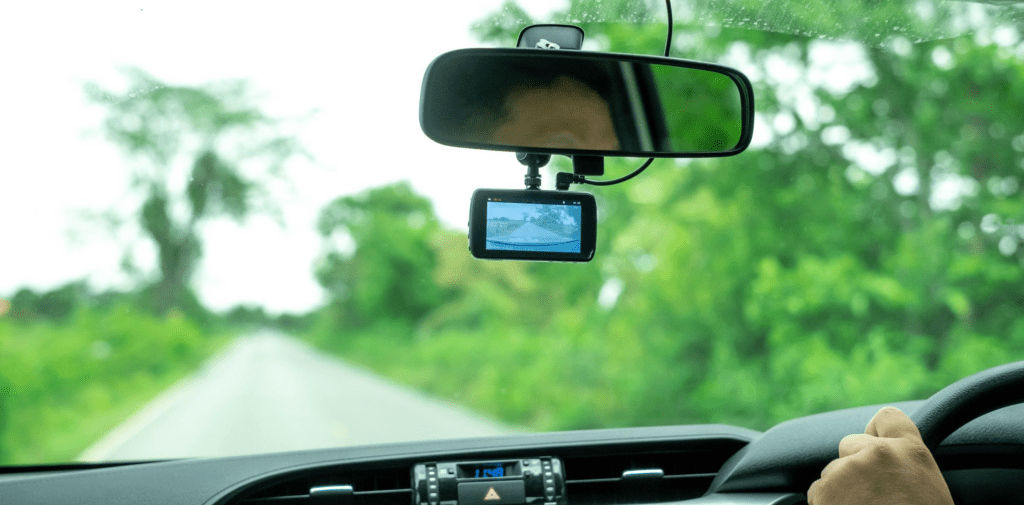 What’s The Difference Between A Dash Cam And Black Box Telematics